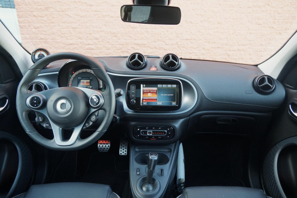 Smart Forfour EQ BRABUS Style 18 kWh + CAMERA / STOELVERWARING VOOR & ACHTER / PANO