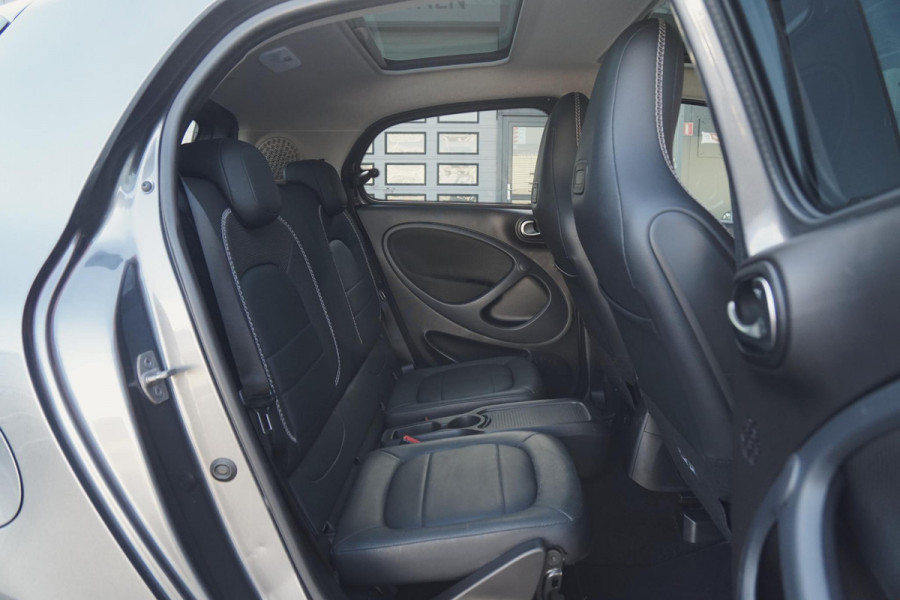 Smart Forfour EQ BRABUS Style 18 kWh + CAMERA / STOELVERWARING VOOR & ACHTER / PANO