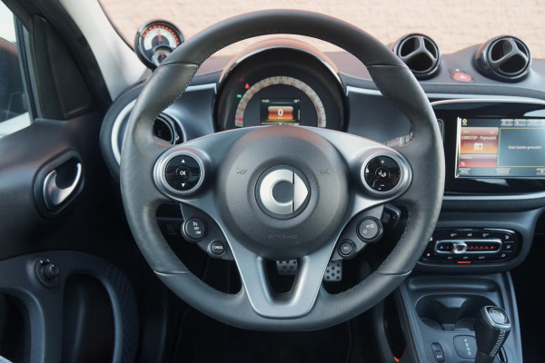 Smart Forfour EQ BRABUS Style 18 kWh + CAMERA / STOELVERWARING VOOR & ACHTER / PANO