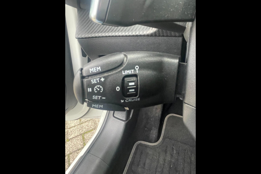 Peugeot 208 1.2 PureTech GT | Panorama Dak | Camera | Digitaal Dashboard |