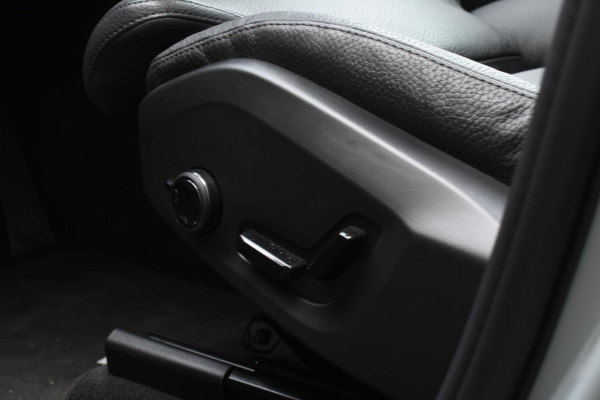 Volvo XC60 T6 350PK Automaat Plug-in Hybrid AWD Ultra Dark / Navigatie / Luchtvering / 360 Camera / Adaptieve Cruise Control / Stuurverwarming / Stoelverwarming v+a / Elektr. Achterklep / Schuifdak / Trekhaak