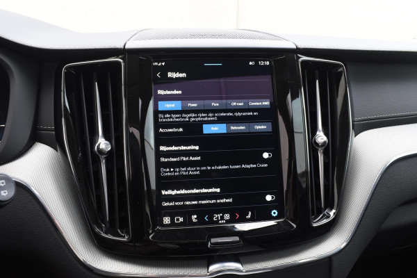 Volvo XC60 T6 350PK Automaat Plug-in Hybrid AWD Ultra Dark / Navigatie / Luchtvering / 360 Camera / Adaptieve Cruise Control / Stuurverwarming / Stoelverwarming v+a / Elektr. Achterklep / Schuifdak / Trekhaak