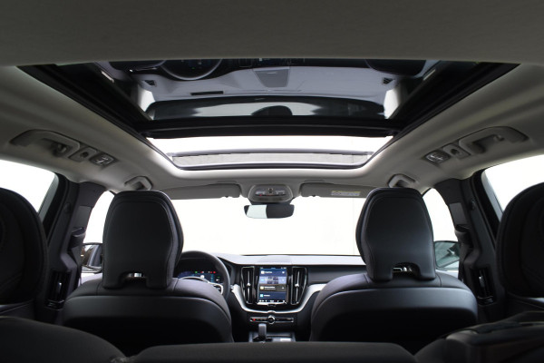 Volvo XC60 T6 350PK Automaat Plug-in Hybrid AWD Ultra Dark / Navigatie / Luchtvering / 360 Camera / Adaptieve Cruise Control / Stuurverwarming / Stoelverwarming v+a / Elektr. Achterklep / Schuifdak / Trekhaak
