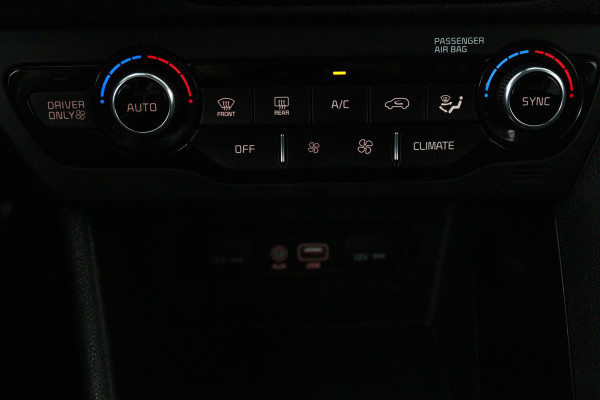 Kia Niro 1.6 GDi Hybrid Edition (PANORAMADAK, STOEL/STUUR VERWARMING, ACHTERUITRIJCAMERA, NAVIGATIE, PARKEERSENSOREN)
