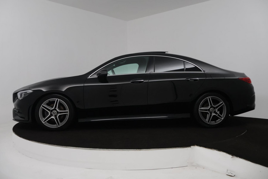Mercedes-Benz CLA-Klasse 180 Business Solution AMG (PANORAMADAK, TREKHAAK, SFEERVERLICHTING, STOELVERWARMING, CAMERA, SENSOREN)