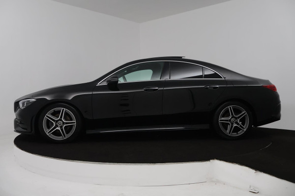 Mercedes-Benz CLA-Klasse 180 Business Solution AMG (PANORAMADAK, TREKHAAK, SFEERVERLICHTING, STOELVERWARMING, CAMERA, SENSOREN)