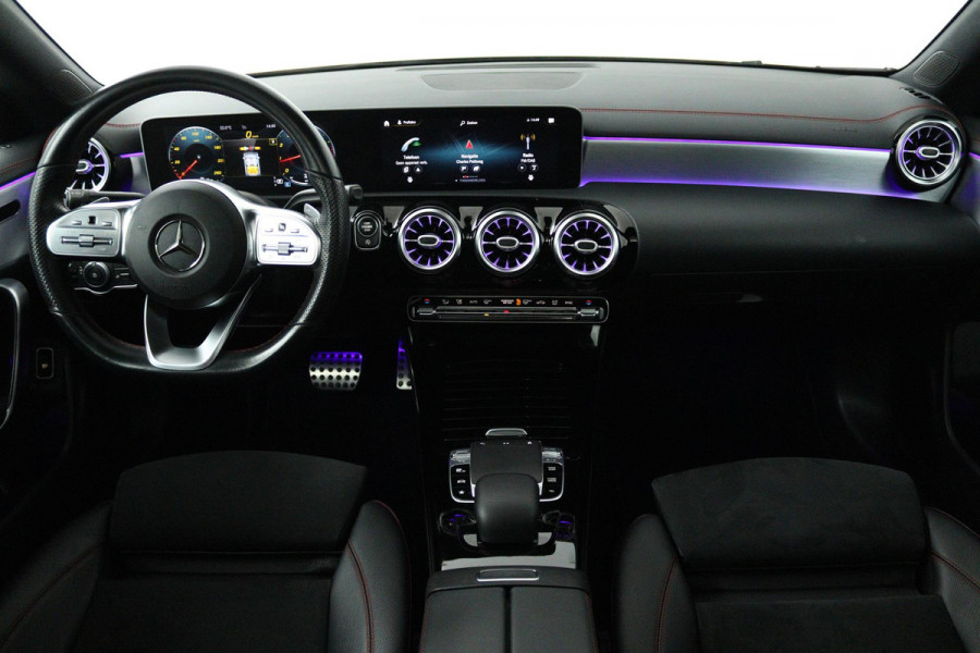 Mercedes-Benz CLA-Klasse 180 Business Solution AMG (PANORAMADAK, TREKHAAK, SFEERVERLICHTING, STOELVERWARMING, CAMERA, SENSOREN)