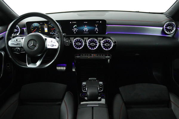 Mercedes-Benz CLA-Klasse 180 Business Solution AMG (PANORAMADAK, TREKHAAK, SFEERVERLICHTING, STOELVERWARMING, CAMERA, SENSOREN)