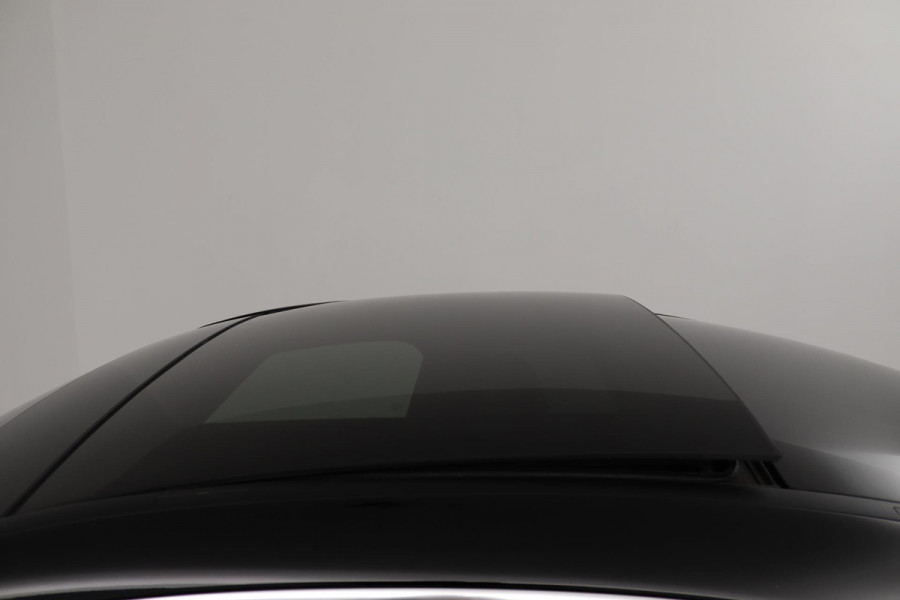 Mercedes-Benz CLA-Klasse 180 Business Solution AMG (PANORAMADAK, TREKHAAK, SFEERVERLICHTING, STOELVERWARMING, CAMERA, SENSOREN)