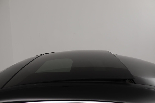 Mercedes-Benz CLA-Klasse 180 Business Solution AMG (PANORAMADAK, TREKHAAK, SFEERVERLICHTING, STOELVERWARMING, CAMERA, SENSOREN)