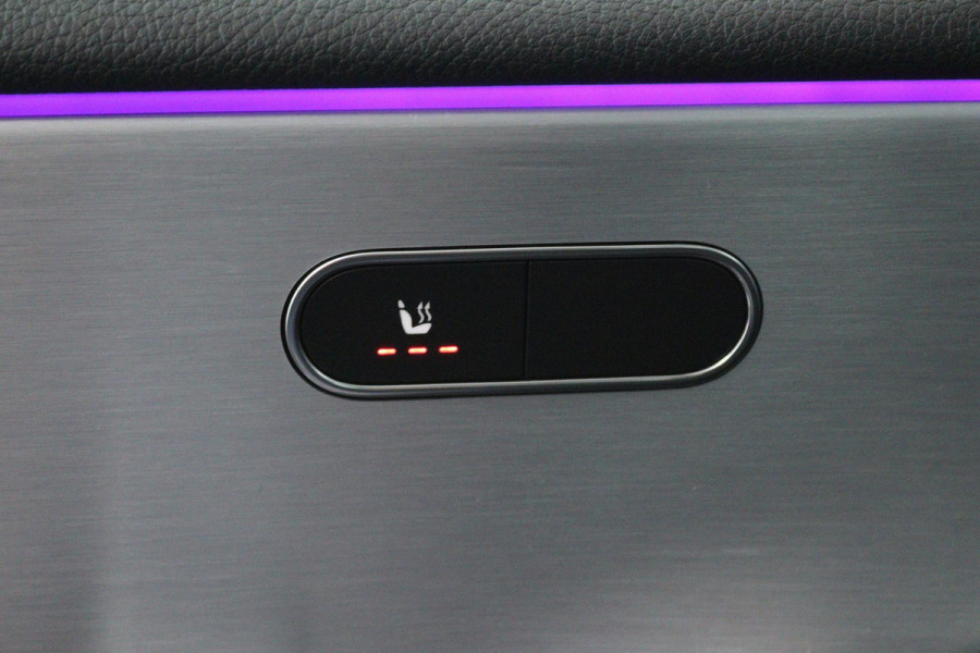 Mercedes-Benz CLA-Klasse 180 Business Solution AMG (PANORAMADAK, TREKHAAK, SFEERVERLICHTING, STOELVERWARMING, CAMERA, SENSOREN)