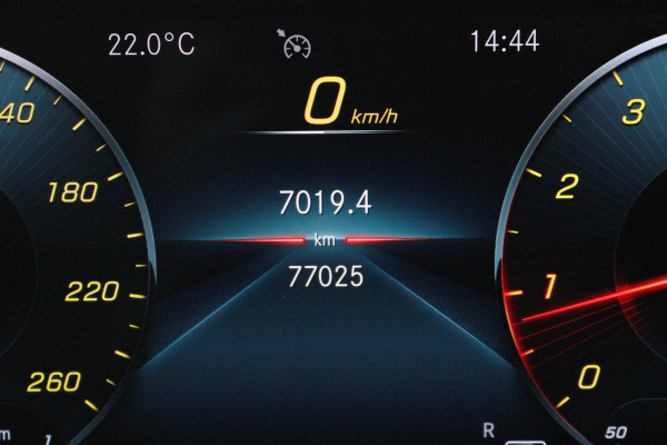 Mercedes-Benz CLA-Klasse 180 Business Solution AMG (PANORAMADAK, TREKHAAK, SFEERVERLICHTING, STOELVERWARMING, CAMERA, SENSOREN)