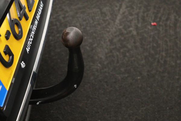 Mercedes-Benz CLA-Klasse 180 Business Solution AMG (PANORAMADAK, TREKHAAK, SFEERVERLICHTING, STOELVERWARMING, CAMERA, SENSOREN)