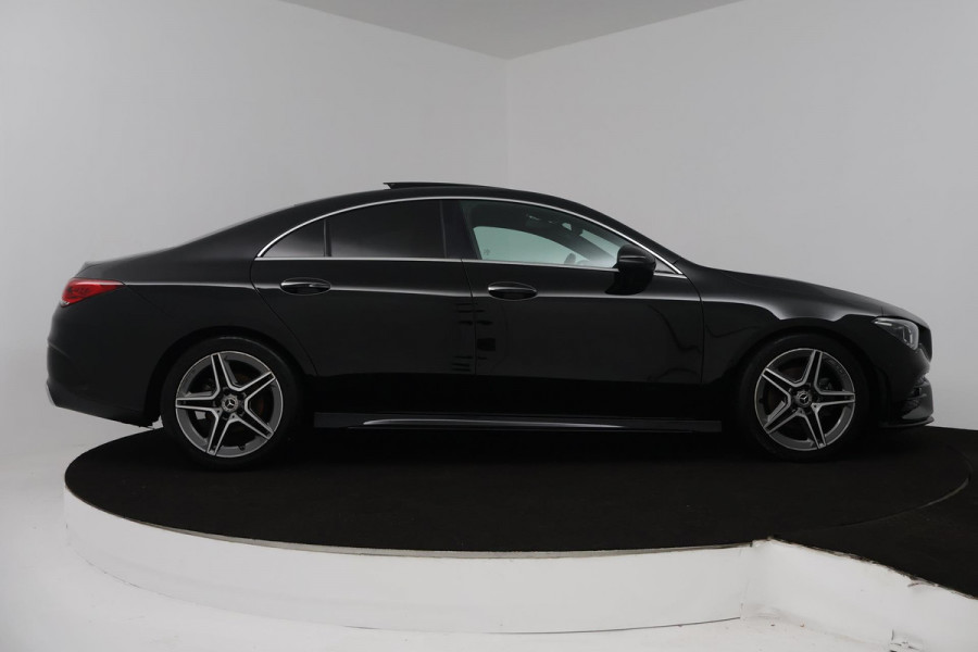 Mercedes-Benz CLA-Klasse 180 Business Solution AMG (PANORAMADAK, TREKHAAK, SFEERVERLICHTING, STOELVERWARMING, CAMERA, SENSOREN)