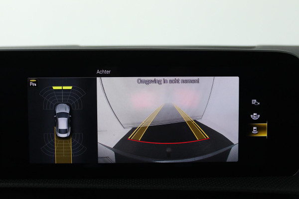 Mercedes-Benz CLA-Klasse 180 Business Solution AMG (PANORAMADAK, TREKHAAK, SFEERVERLICHTING, STOELVERWARMING, CAMERA, SENSOREN)