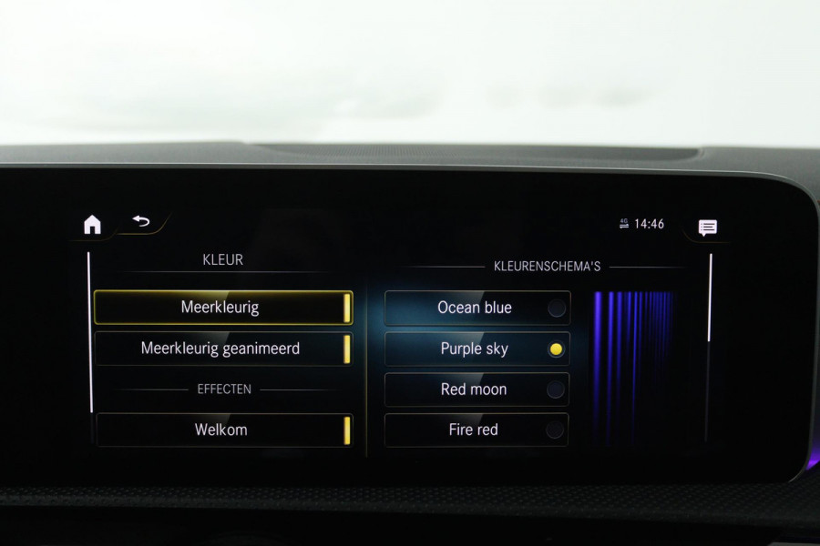 Mercedes-Benz CLA-Klasse 180 Business Solution AMG (PANORAMADAK, TREKHAAK, SFEERVERLICHTING, STOELVERWARMING, CAMERA, SENSOREN)