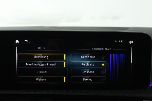 Mercedes-Benz CLA-Klasse 180 Business Solution AMG (PANORAMADAK, TREKHAAK, SFEERVERLICHTING, STOELVERWARMING, CAMERA, SENSOREN)