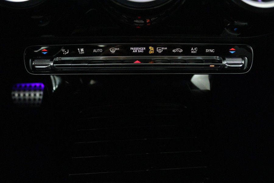 Mercedes-Benz CLA-Klasse 180 Business Solution AMG (PANORAMADAK, TREKHAAK, SFEERVERLICHTING, STOELVERWARMING, CAMERA, SENSOREN)