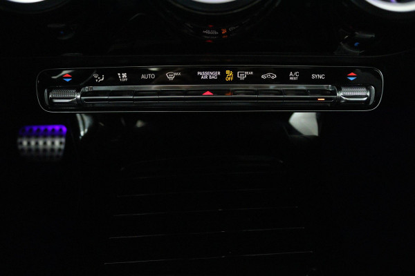 Mercedes-Benz CLA-Klasse 180 Business Solution AMG (PANORAMADAK, TREKHAAK, SFEERVERLICHTING, STOELVERWARMING, CAMERA, SENSOREN)
