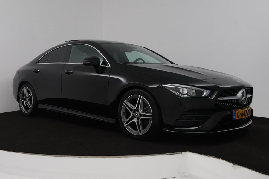 Mercedes-Benz CLA-Klasse 180 Business Solution AMG (PANORAMADAK, TREKHAAK, SFEERVERLICHTING, STOELVERWARMING, CAMERA, SENSOREN)