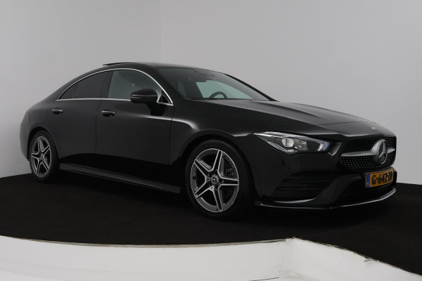 Mercedes-Benz CLA-Klasse 180 Business Solution AMG (PANORAMADAK, TREKHAAK, SFEERVERLICHTING, STOELVERWARMING, CAMERA, SENSOREN)