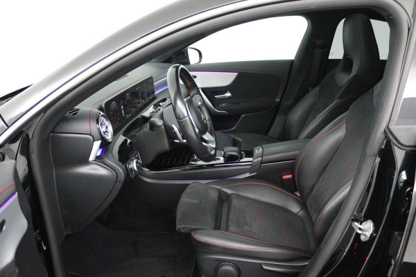 Mercedes-Benz CLA-Klasse 180 Business Solution AMG (PANORAMADAK, TREKHAAK, SFEERVERLICHTING, STOELVERWARMING, CAMERA, SENSOREN)