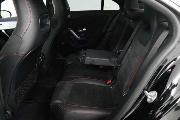 Mercedes-Benz CLA-Klasse 180 Business Solution AMG (PANORAMADAK, TREKHAAK, SFEERVERLICHTING, STOELVERWARMING, CAMERA, SENSOREN)