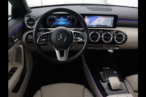 Mercedes-Benz CLA-Klasse 180 Business Solution Luxury | Panoramadak | Leder | Trekhaak | Stoelverwarming | Keyless | Camera | Memory | Matrix LED | Park Assist | Widescreen | Climate control