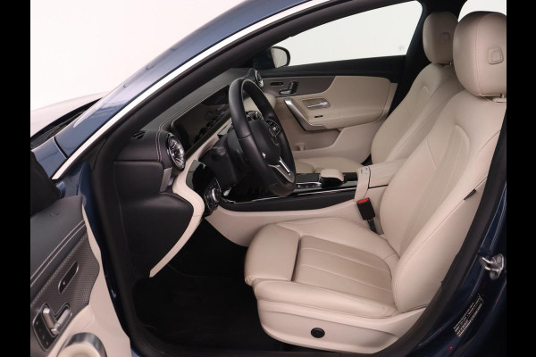Mercedes-Benz CLA-Klasse 180 Business Solution Luxury | Panoramadak | Leder | Trekhaak | Stoelverwarming | Keyless | Camera | Memory | Matrix LED | Park Assist | Widescreen | Climate control