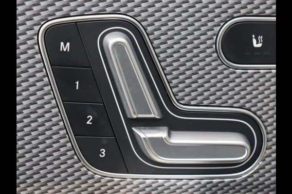 Mercedes-Benz CLA-Klasse 180 Business Solution Luxury | Panoramadak | Leder | Trekhaak | Stoelverwarming | Keyless | Camera | Memory | Matrix LED | Park Assist | Widescreen | Climate control