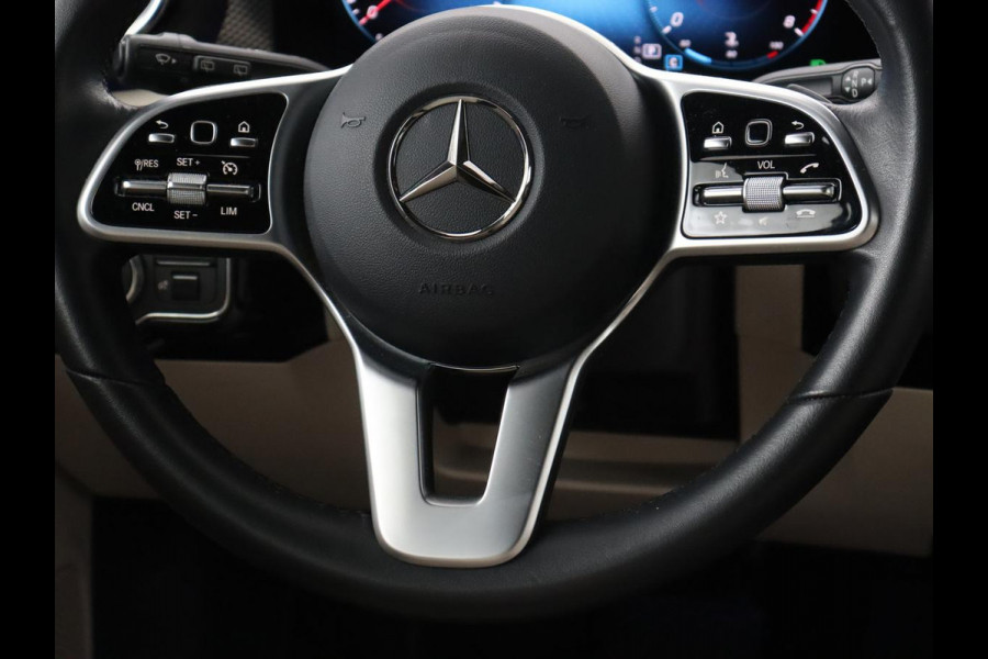 Mercedes-Benz CLA-Klasse 180 Business Solution Luxury | Panoramadak | Leder | Trekhaak | Stoelverwarming | Keyless | Camera | Memory | Matrix LED | Park Assist | Widescreen | Climate control