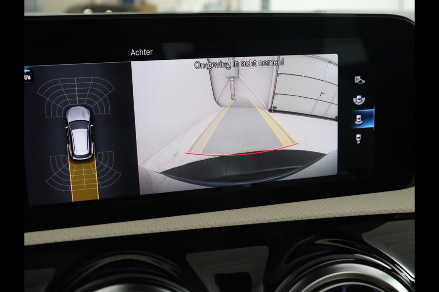 Mercedes-Benz CLA-Klasse 180 Business Solution Luxury | Panoramadak | Leder | Trekhaak | Stoelverwarming | Keyless | Camera | Memory | Matrix LED | Park Assist | Widescreen | Climate control