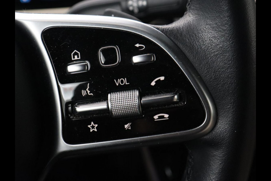 Mercedes-Benz CLA-Klasse 180 Business Solution Luxury | Panoramadak | Leder | Trekhaak | Stoelverwarming | Keyless | Camera | Memory | Matrix LED | Park Assist | Widescreen | Climate control