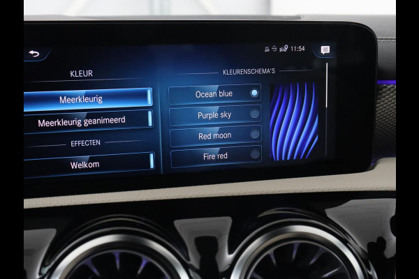 Mercedes-Benz CLA-Klasse 180 Business Solution Luxury | Panoramadak | Leder | Trekhaak | Stoelverwarming | Keyless | Camera | Memory | Matrix LED | Park Assist | Widescreen | Climate control