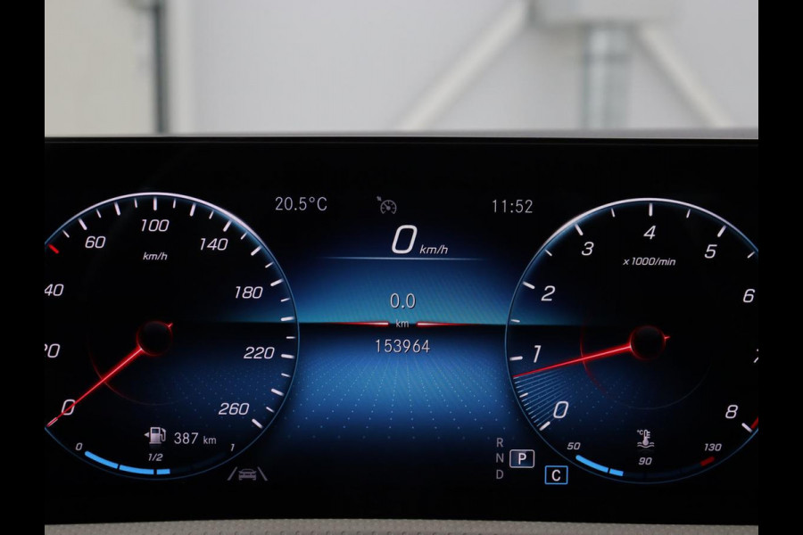 Mercedes-Benz CLA-Klasse 180 Business Solution Luxury | Panoramadak | Leder | Trekhaak | Stoelverwarming | Keyless | Camera | Memory | Matrix LED | Park Assist | Widescreen | Climate control