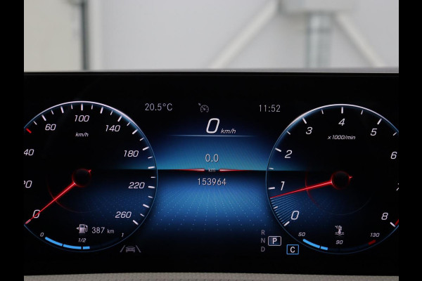 Mercedes-Benz CLA-Klasse 180 Business Solution Luxury | Panoramadak | Leder | Trekhaak | Stoelverwarming | Keyless | Camera | Memory | Matrix LED | Park Assist | Widescreen | Climate control