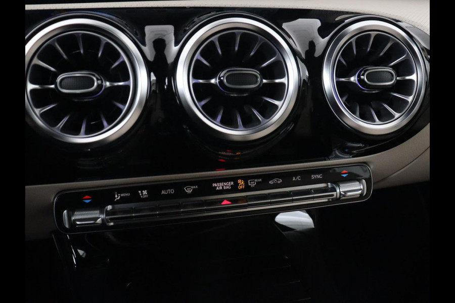 Mercedes-Benz CLA-Klasse 180 Business Solution Luxury | Panoramadak | Leder | Trekhaak | Stoelverwarming | Keyless | Camera | Memory | Matrix LED | Park Assist | Widescreen | Climate control