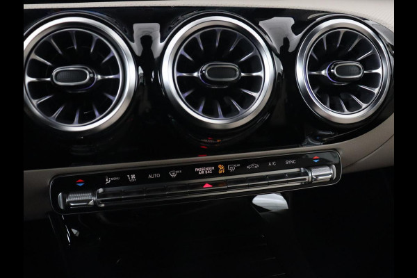 Mercedes-Benz CLA-Klasse 180 Business Solution Luxury | Panoramadak | Leder | Trekhaak | Stoelverwarming | Keyless | Camera | Memory | Matrix LED | Park Assist | Widescreen | Climate control