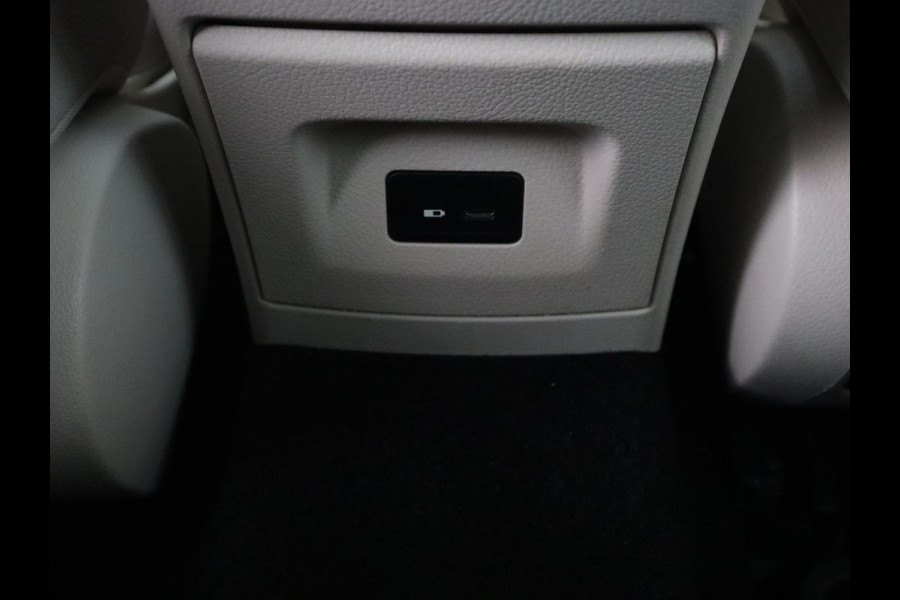 Mercedes-Benz CLA-Klasse 180 Business Solution Luxury | Panoramadak | Leder | Trekhaak | Stoelverwarming | Keyless | Camera | Memory | Matrix LED | Park Assist | Widescreen | Climate control