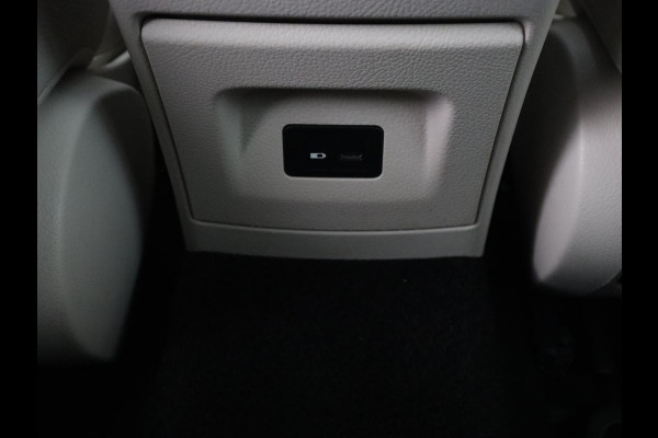 Mercedes-Benz CLA-Klasse 180 Business Solution Luxury | Panoramadak | Leder | Trekhaak | Stoelverwarming | Keyless | Camera | Memory | Matrix LED | Park Assist | Widescreen | Climate control