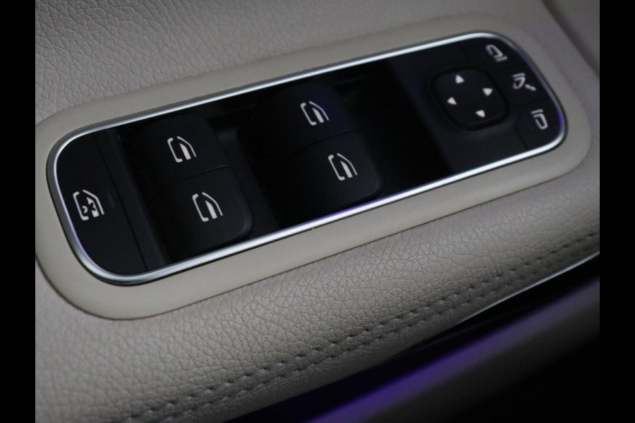 Mercedes-Benz CLA-Klasse 180 Business Solution Luxury | Panoramadak | Leder | Trekhaak | Stoelverwarming | Keyless | Camera | Memory | Matrix LED | Park Assist | Widescreen | Climate control