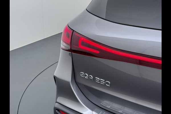 Mercedes-Benz EQA 250 AMG 67kWh Apple Carplay Android Auto Pano-/Schuif-Dak Leer/Alcantara Advanced LED-High-Performance Camera Navi+10" Connect D 191pk AUT. Night-pakket Connect-20 DAB Actieve park-assist+Rem-assistent Adaptive-Gr-licht Stoelverwarming Elek.Achterklep DAB High Perf.-LED  Keyless Business Solution 11kw-AC 1e Eigenaar Origineel Nederlandse Auto S.O.H. 91% 750kg Trekvermogen