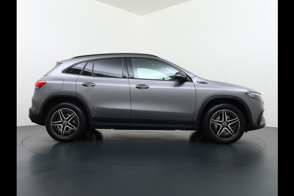 Mercedes-Benz EQA 250 AMG 67kWh Apple Carplay Android Auto Pano-/Schuif-Dak Leer/Alcantara Advanced LED-High-Performance Camera Navi+10" Connect D 191pk AUT. Night-pakket Connect-20 DAB Actieve park-assist+Rem-assistent Adaptive-Gr-licht Stoelverwarming Elek.Achterklep DAB High Perf.-LED  Keyless Business Solution 11kw-AC 1e Eigenaar Origineel Nederlandse Auto S.O.H. 91% 750kg Trekvermogen