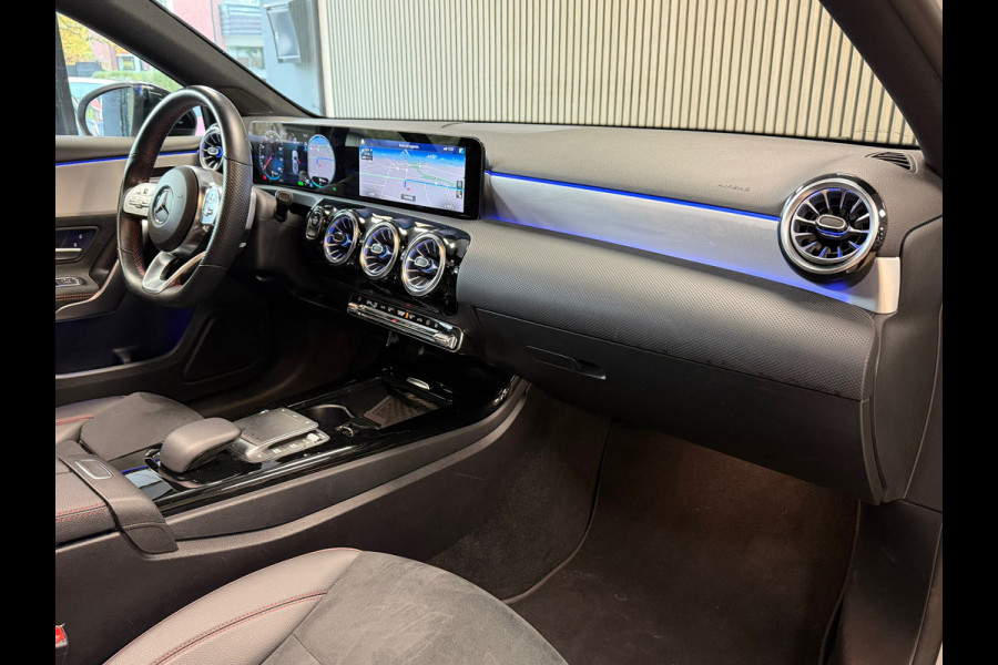 Mercedes-Benz A-Klasse 250e AMG Line AUT PANORAMADAK SFEERVERLICHTING KEYLESS-GO NAVIGATIE CAMERA STOELVERWARMING PDC AIRCO CRUISE