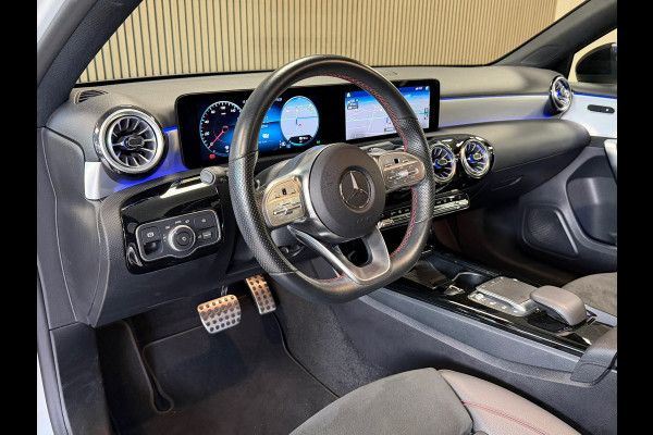 Mercedes-Benz A-Klasse 250e AMG Line AUT PANORAMADAK SFEERVERLICHTING KEYLESS-GO NAVIGATIE CAMERA STOELVERWARMING PDC AIRCO CRUISE