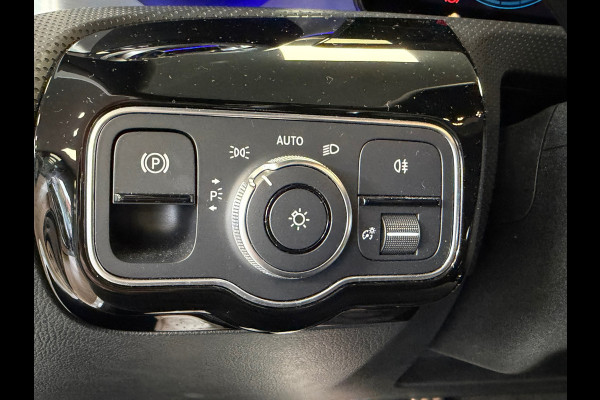 Mercedes-Benz A-Klasse 250e AMG Line AUT PANORAMADAK SFEERVERLICHTING KEYLESS-GO NAVIGATIE CAMERA STOELVERWARMING PDC AIRCO CRUISE