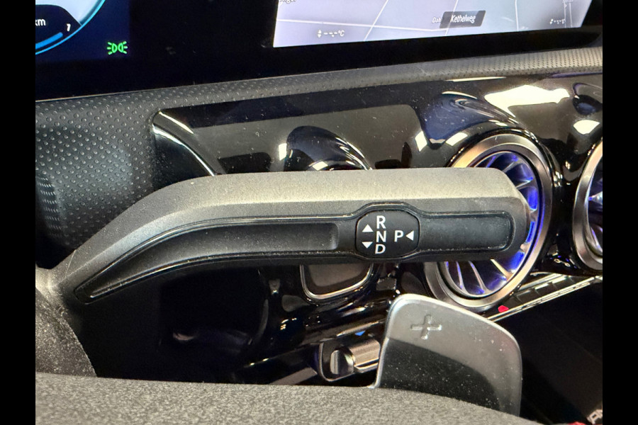 Mercedes-Benz A-Klasse 250e AMG Line AUT PANORAMADAK SFEERVERLICHTING KEYLESS-GO NAVIGATIE CAMERA STOELVERWARMING PDC AIRCO CRUISE