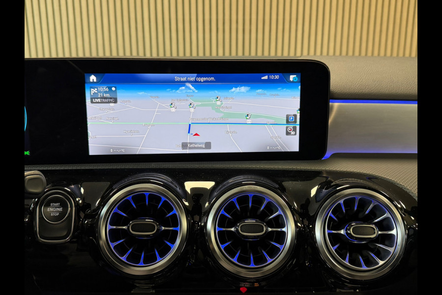 Mercedes-Benz A-Klasse 250e AMG Line AUT PANORAMADAK SFEERVERLICHTING KEYLESS-GO NAVIGATIE CAMERA STOELVERWARMING PDC AIRCO CRUISE