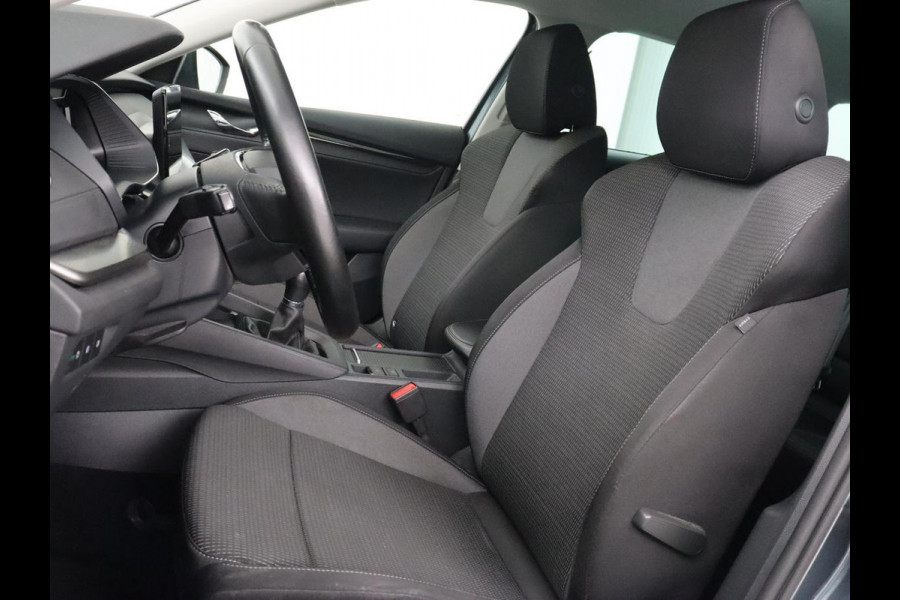 Škoda Octavia 1.0 TSI Business Edition | Carplay | Navigatie | Chroom Pakket | Parkeerhulp | Full LED | Getint glas | Climate control | Cruise control | Bluetooth | Virtual Cockpit | Keyless start | 18'' lichtmetalen velgen
