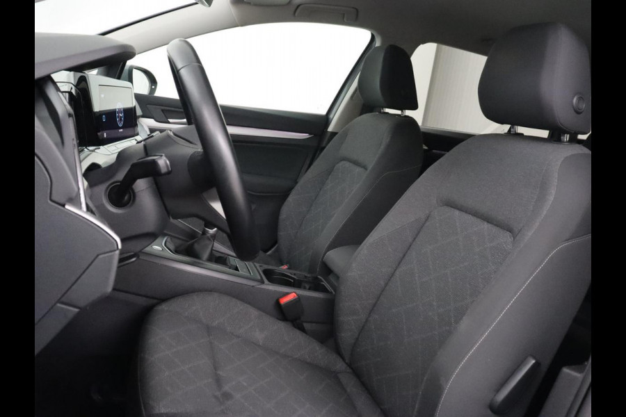 Volkswagen Golf 1.0 TSI Life | Trekhaak | Stoelverwarming | Camera | Carplay | Adaptive cruise | Stuurverwarming | Navigatie | Getint glas | Full LED | Climate control | Digital Cockpit | Sfeerverlichting